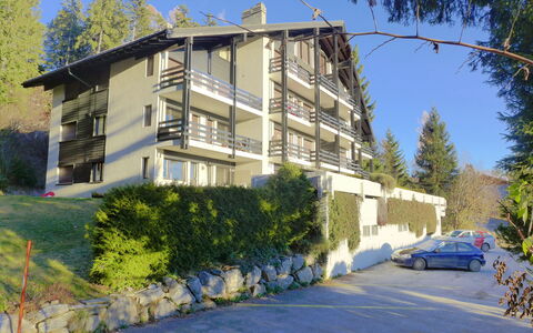 Les Essampilles 25: Plant, Sky, Building, Property, Window, Tree, House, Car, Slope, Residential Area