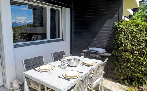 Les Essampilles 25: Table, Tableware, Furniture, Property, Plant, Interior Design, Chair, Shade, Wood, Dishware