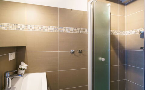 La Petite Iroise: Building, Bathroom, Shower, Floor, Flooring, Shower Door, Shower Head, Plumbing Fixture, Plumbing
