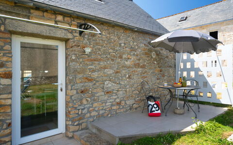 La Petite Iroise: Plant, Property, Building, Window, Architecture, Shade, Cottage, Sky, Grass, Residential Area