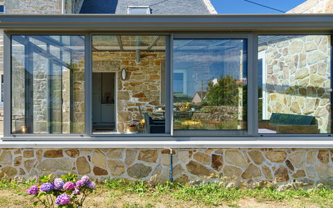 L'Iroise: Plant, Property, Window, Daytime, Building, Flower, Wood, Rectangle, Vegetation, Shade