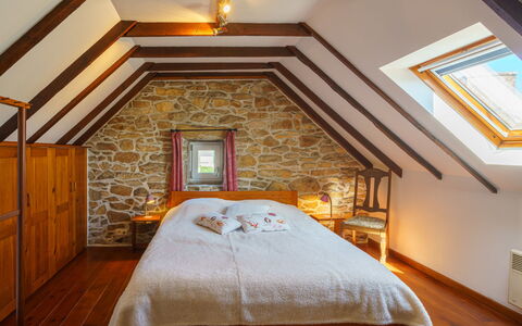 L'Iroise: Furniture, Building, Property, Comfort, Wood, Textile, Interior Design, Lighting, Bed Frame, Orange