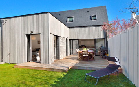 Ker Bernic: Sky, Property, Building, Plant, Land Lot, Wood, Grass, Shade, Cottage, Residential Area