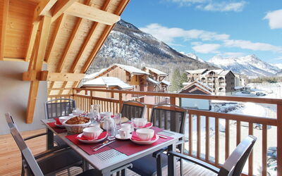 Serre Chevalier 670: Sky, Snow, Building, Window, Slope, Freezing, House, Geological Phenomenon, Urban Design, Winter