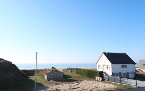 La Plage: Sky, Window, Building, Plant, Tree, Land Lot, Grass, Facade, Landscape, Roof