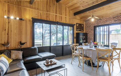 Palot 35: Table, Property, Furniture, Couch, Wood, Window, Interior Design, Floor, Hardwood, Chair