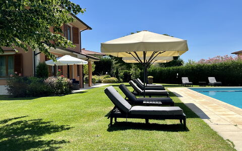 Villino Setteponti: Plant, Sky, Building, Water, Couch, Shade, Outdoor Furniture, Tree, Window, Sunlounger