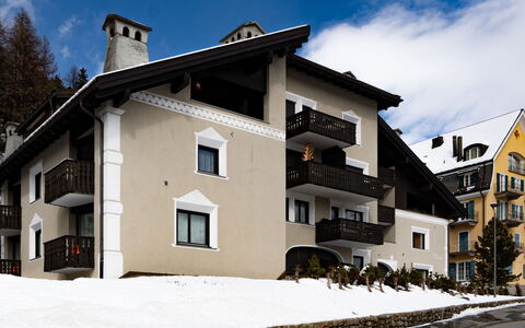 Chesa Polaschin 4 - Silvaplana: Sky, Building, Cloud, Window, Property, Snow, House, Slope, Wood, Material Property