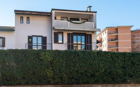 Da Nuccia: Sky, Building, Plant, Window, Tree, Urban Design, Residential Area, Asphalt, Wheel, Road Surface