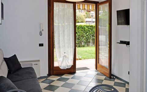 La Casara a: Plant, Building, Sky, Window, Tree, Land Lot, House, Urban Design, Residential Area, Real Estate