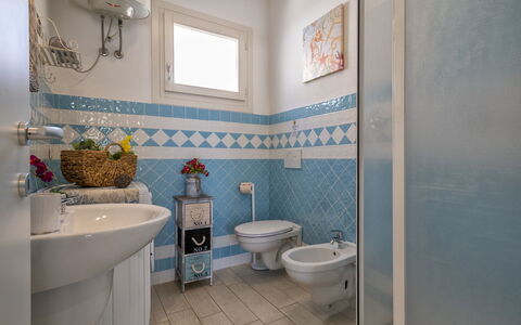 Emma: Mirror, Property, Plumbing Fixture, Bathroom, Purple, Azure, Building, Interior Design, Toilet, Toilet Seat