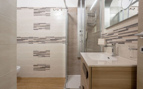 Balestrate 215: Tap, Plumbing Fixture, Sink, Mirror, Wood, Building, Bathroom Sink, Plumbing, Flooring, Bathroom