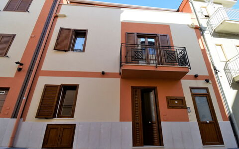 Balestrate 215: Sky, Building, Window, Door, Wood, Neighbourhood, Residential Area, Urban Design, Material Property