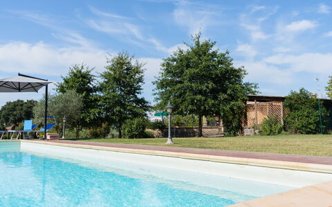 Rimbaudo: Water, Cloud, Sky, Plant, Swimming Pool, Shade, Tree, Leisure, Landscape, Composite Material