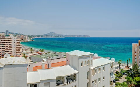 La Luz 12: Sky, Water, Building, Property, Window, Azure, Coastal And Oceanic Landforms, Cloud, Urban Design, Tower Block