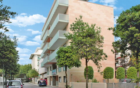 Lignano Sabbiadoro 639: Water, Plant, Sky, Building, Swimming Pool, Tree, Azure, Window, Real Estate, Leisure