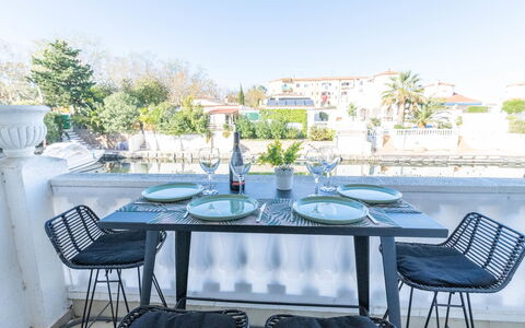 Marisa: Water, Plant, Sky, Building, Swimming Pool, Tree, Azure, Window, Real Estate, Leisure