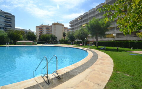 Salourhin: Water, Plant, Sky, Building, Swimming Pool, Tree, Azure, Window, Real Estate, Leisure