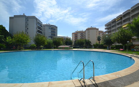 Salourhin: Water, Plant, Sky, Building, Swimming Pool, Tree, Azure, Window, Real Estate, Leisure