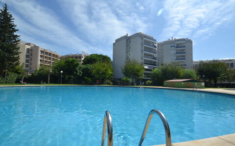 Salourhin: Water, Plant, Sky, Building, Swimming Pool, Tree, Azure, Window, Real Estate, Leisure