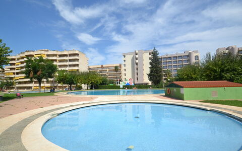 Salourhin: Water, Plant, Sky, Building, Swimming Pool, Tree, Azure, Window, Real Estate, Leisure