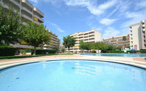 Salourhin: Water, Plant, Sky, Building, Swimming Pool, Tree, Azure, Window, Real Estate, Leisure