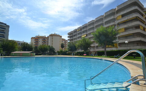 Salourhin: Water, Plant, Sky, Building, Swimming Pool, Tree, Azure, Window, Real Estate, Leisure