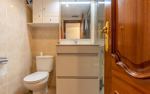 Sol España: Mirror, Cabinetry, Property, Tap, Plumbing Fixture, Bathroom Sink, Toilet Seat, Sink, Bathroom, Bathroom Cabinet