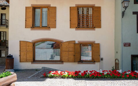 Casa Nota e Minichin: Water, Plant, Sky, Building, Swimming Pool, Tree, Azure, Window, Real Estate, Leisure