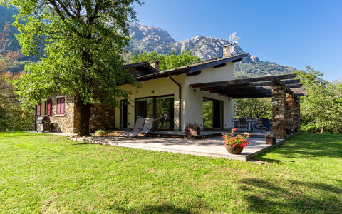 Motto dei Dossi: Sky, Plant, Building, Window, Tree, Shade, Natural Landscape, Land Lot, Cottage, Grass