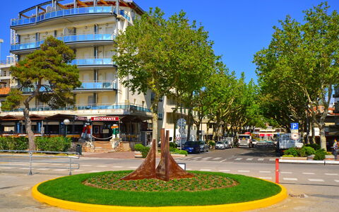 Lignano Sabbiadoro 687: Water, Plant, Sky, Building, Swimming Pool, Tree, Azure, Window, Real Estate, Leisure