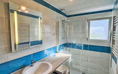 Grande Ensouleihado 628.2: Sink, Tap, Property, Plumbing Fixture, Mirror, Azure, Bathroom, Bathroom Sink, Interior Design, Lighting
