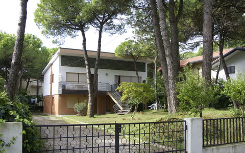 Lignano Pineta 678: Sky, Cloud, Snow, Building, Mountain, Slope, Window, House, Wood, Urban Design