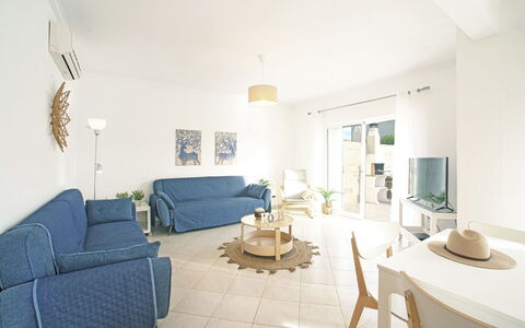 Inês: Furniture, Property, Table, Couch, Window, Interior Design, Picture Frame, Chair, Floor, Flooring