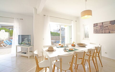Inês: Table, Furniture, Property, Chair, Wood, Lighting, Interior Design, Window, Shade, Floor