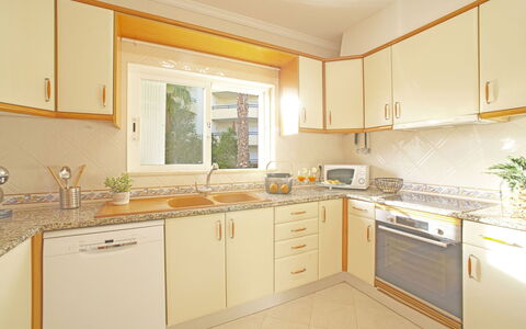 Inês: Cabinetry, Countertop, Kitchen Sink, Sink, Property, Tap, Building, Kitchen Stove, Kitchen, Wood