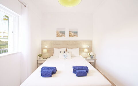 Inês: Furniture, Building, Azure, Window, Comfort, Lighting, Bed, Interior Design, Pillow, Wood