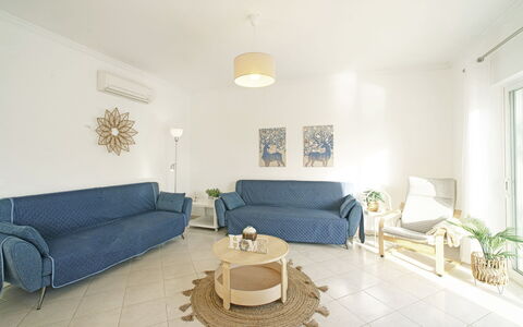 Inês: Furniture, Couch, Building, Plant, Window, Comfort, Decoration, Lighting, Table, Living Room
