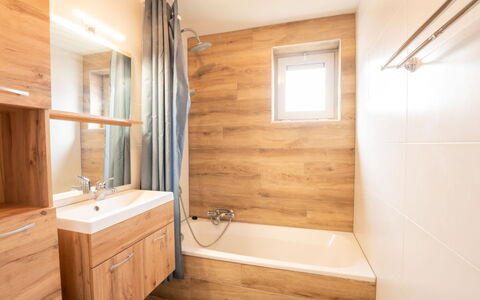 De Haan 990: Brown, Tap, Plumbing Fixture, Bathtub, Sink, Property, Bathroom Cabinet, Mirror, Bathroom, Building