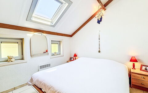 De Haan 990: Bed, Furniture, Interior Design, Bedroom, Ceiling, Floor, Bed Sheet, Room, Flooring, Bedding