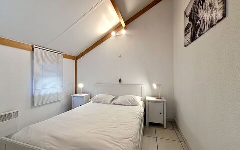 De Haan 990: Bed, Interior Design, Furniture, Wall, Bedroom, Floor, Flooring, Ceiling, Wood, Room