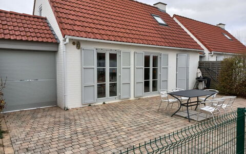 De Haan 990: Window, Building, Plant, Sky, Wood, Road Surface, Brick, House, Brickwork, Residential Area