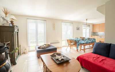 Vissershuis 92 with Parking 990.3: Table, Furniture, Property, Couch, Wood, Lighting, Window, Interior Design, Comfort, Living Room