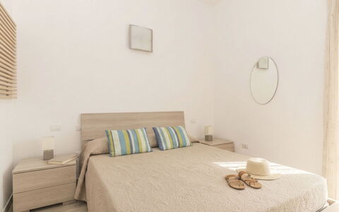 Lampara: Furniture, Interior Design, Bed, Flooring, Floor, Bedroom, Wood, Ceiling, Bedding, Bed Sheet
