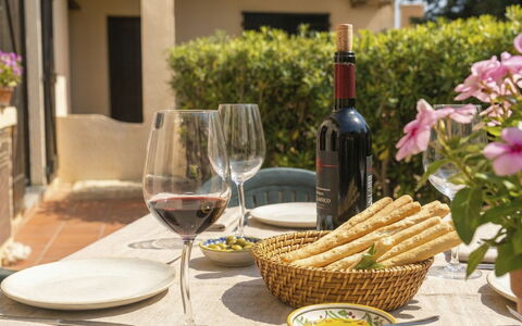 Lampara: Tableware, Food, Table, Drinkware, Serveware, Furniture, Stemware, Bottle, Dishware, Plate