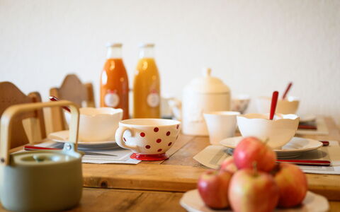 Plein Sud 3: Food, Tableware, Dishware, Drinkware, Orange, Serveware, Wood, Cup, Fruit, Plate