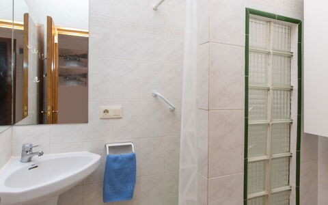 Belloc Ii: Mirror, Tap, Plumbing Fixture, Sink, Property, Bathroom Sink, Bathroom, Building