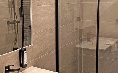 Suite Bis zu 4 P. & Wellnessbereich 900.9: Tap, Plumbing Fixture, Mirror, Sink, Bathroom, Bathroom Sink, Line, Shower Head, Rectangle