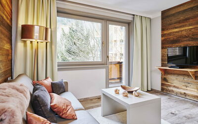 Juniorsuite Bis zu 4 P &Wellnessbereich 900.2: Property, Furniture, Comfort, Window, Wood, Interior Design, Building, Lighting, Living Room, Flooring
