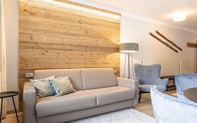 Suite mit 1 Sz & Wellnessbereich 900.3: Couch, Property, Furniture, Comfort, Wood, Building, Living Room, Interior Design, Shade, Floor
